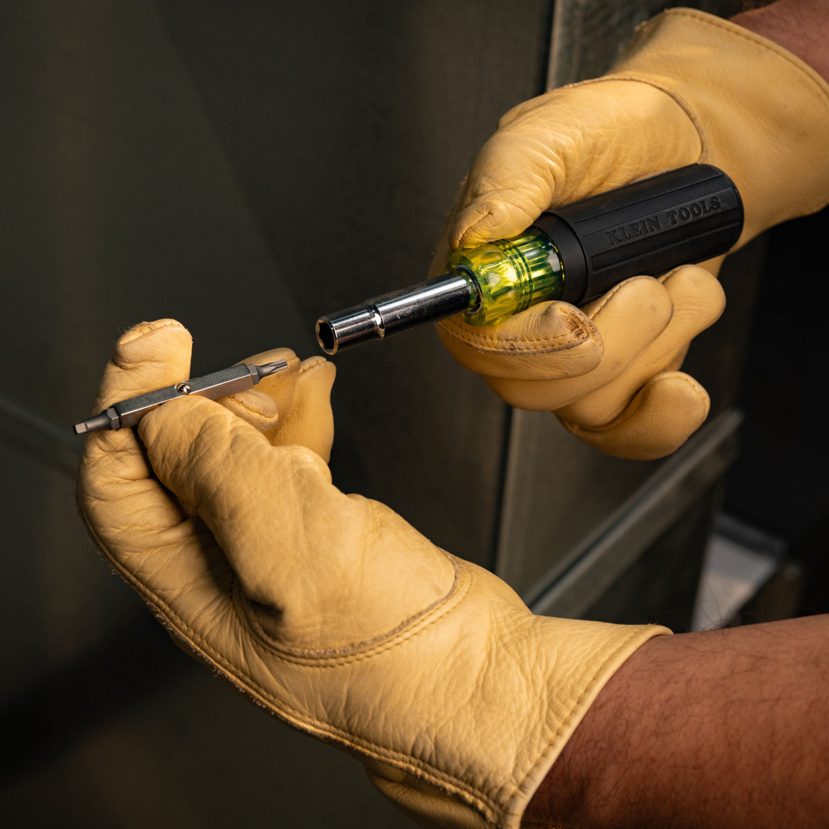 Klein Tools 32500 11-in-1 Screwdriver and Nut Driver - changing the bit