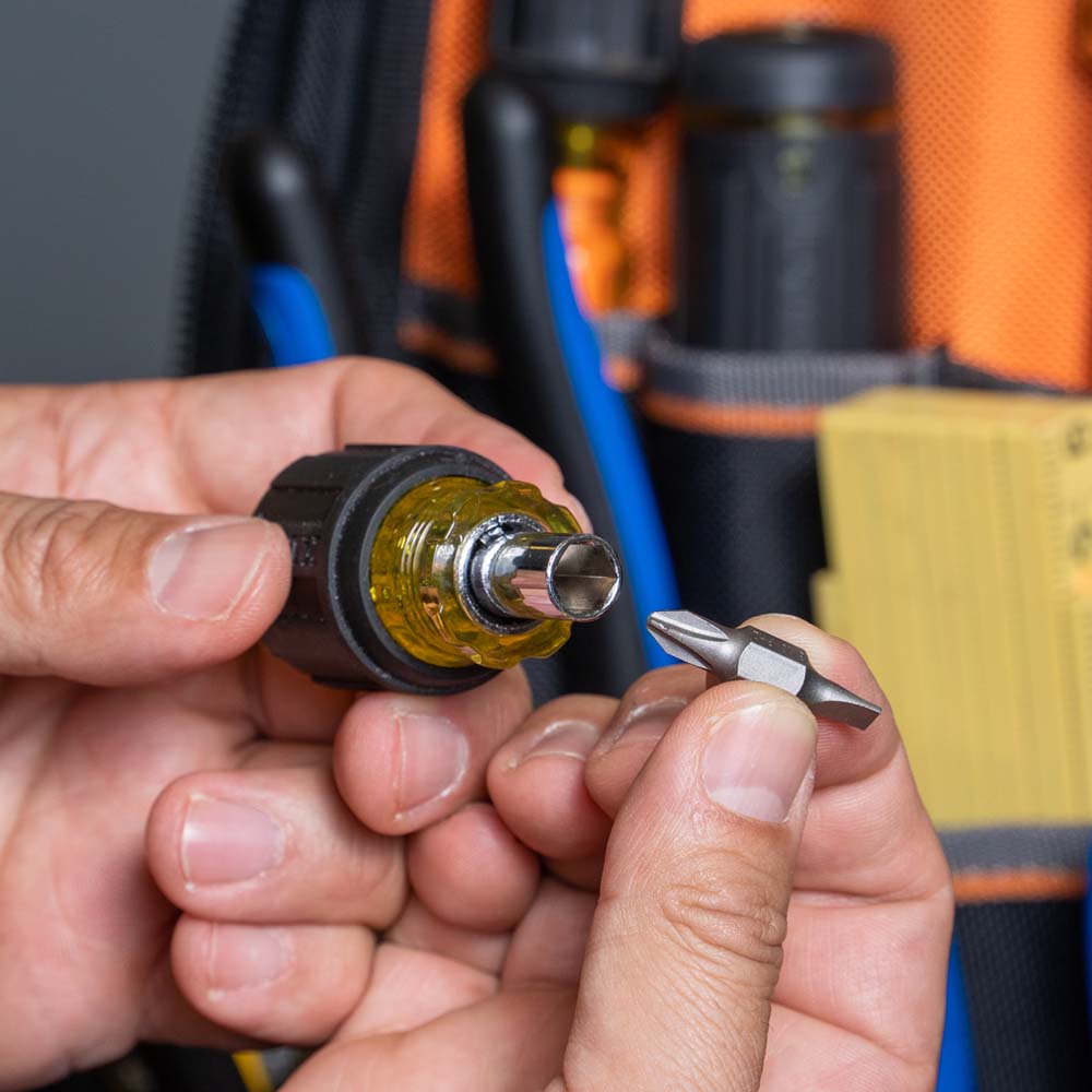 Klein Tools 32561 6-in-1 Stubby Screwdriver and Nut Driver - changing the bit