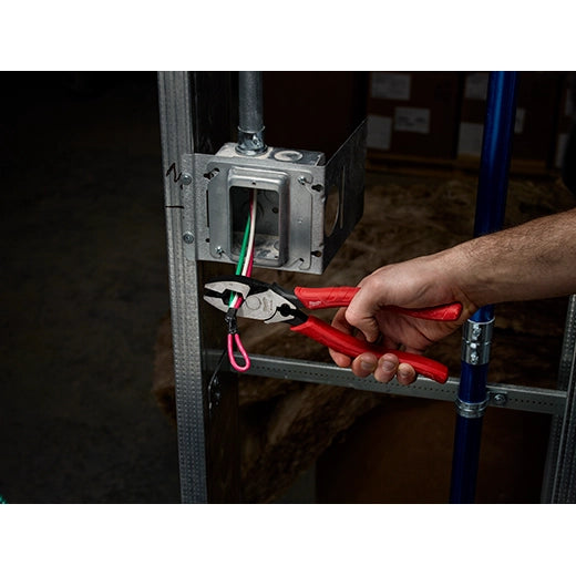 Milwaukee 48-22-6100 9-Inch High Leverage Lineman's Pliers with Crimper in use